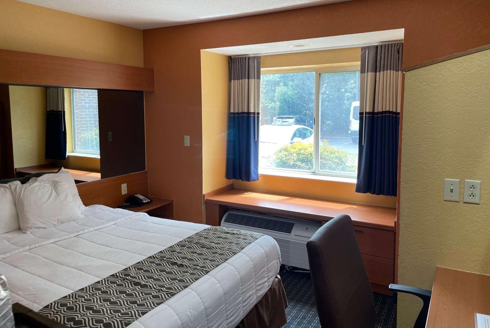 Microtel Inn & Suites Newport News Exterior photo